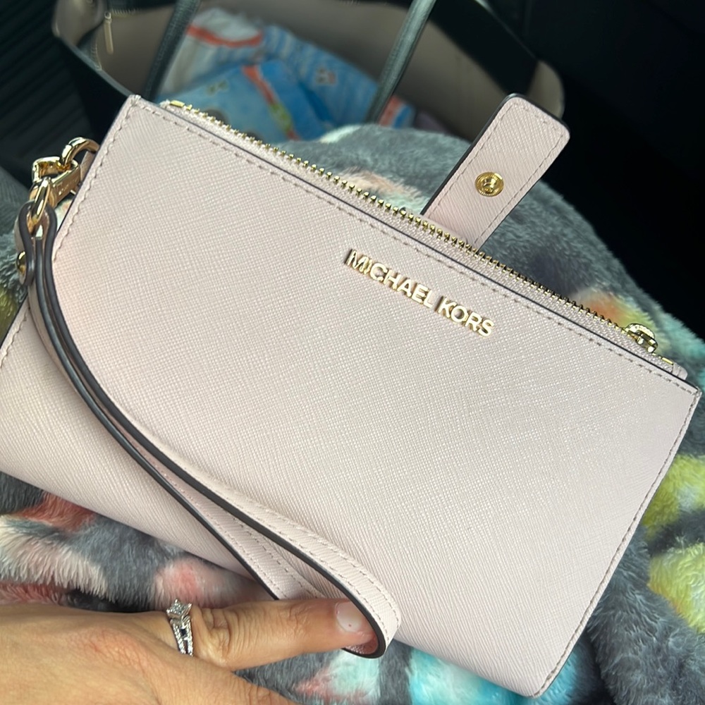 Michael kors wristlet